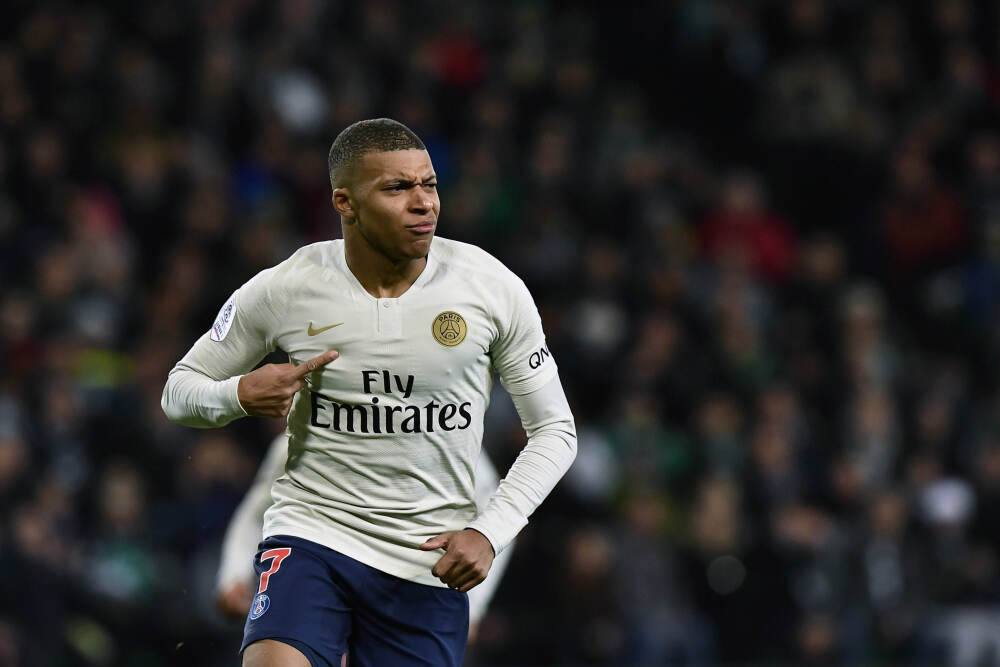 她的笑容微僵，是生活磨平了棱角还是心底秘密悄然滋长？